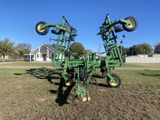 2001 John Deere 680 Chisel Plow, 35ft in Very Good Condition. SN: NO0680X003840