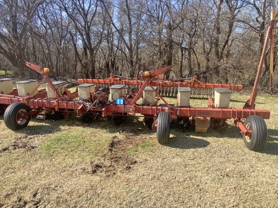 Case IH 900 Series Planter 8 Row Wide. 3pt.