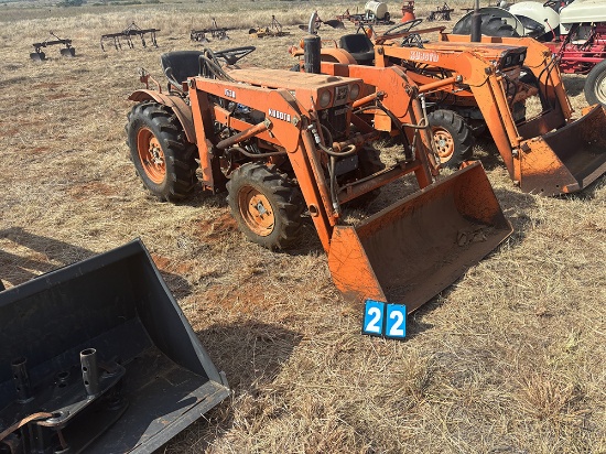 Kubota B7100 Tractor with 1630 Loader 4x4, Runs and Drives, Needs Battery