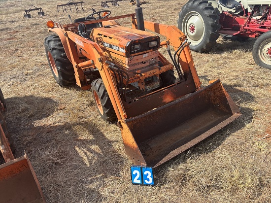 Kubota B8200 Tractor and Loader 4x4, Runs and Drives, Needs Battery