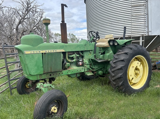 John Deere 3020 - Runs and Drives