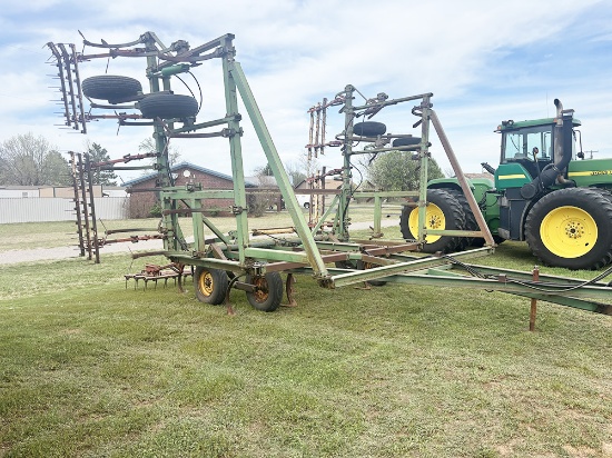 John Deere 35 Shank Chisel Plow 1600 Series with Drags