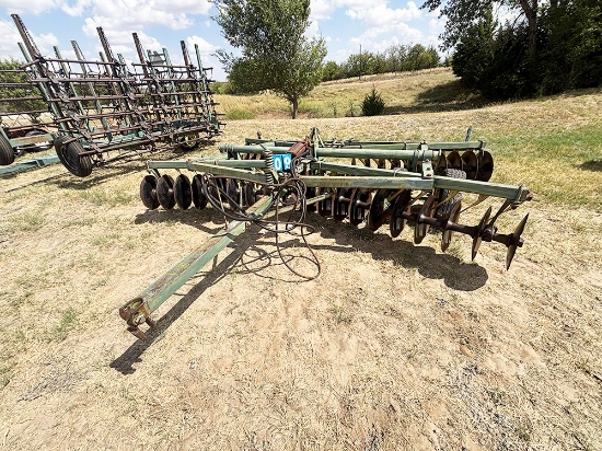 John Deere 13ft 6in. Tandem Disc, 18 fronts, 20 Rears, Dual Lift, with Cyl