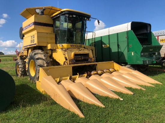 NH TR98 COMBINE W/CORN HEAD