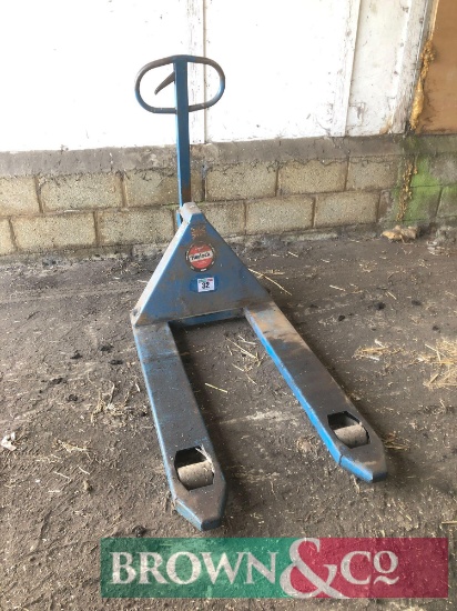 BNT 2t pallet truck. Serial No: 110445