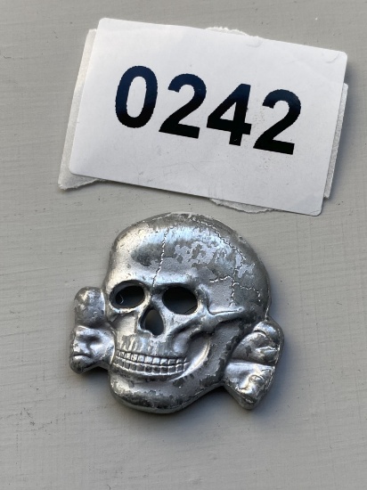 Skull pin