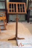Adjustable pedestal / Music Stand