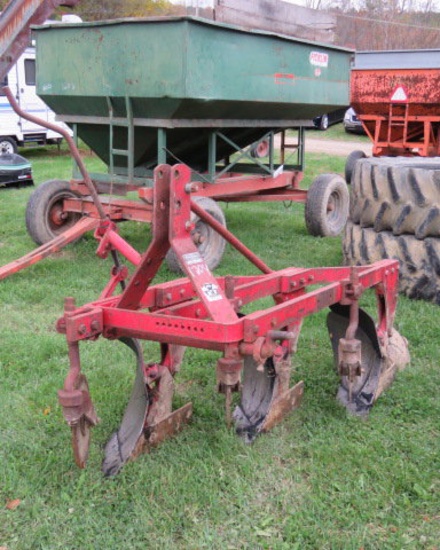 Massey Ferguson 3 bottom plow