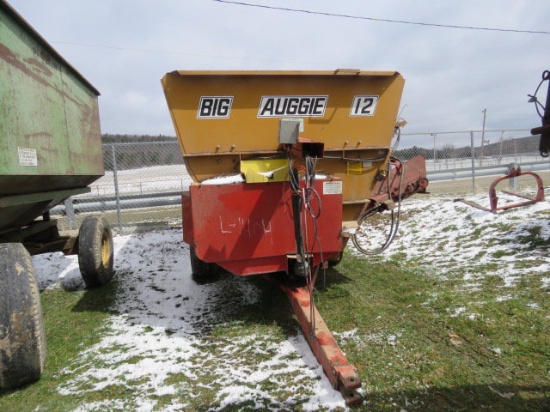 Big Auggie 12 mixer wagon