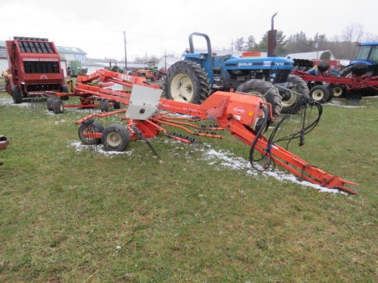 Kuhn GA 7822 rotary rake front rotary rake is broken