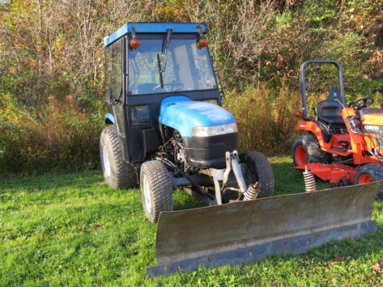 NH tractor with blade & cab w/ R4 tires 2141hrs