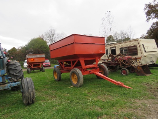 Gravity wagon with running gear