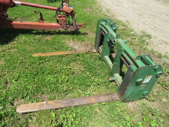 JOHN DEERE QUICK ATTACH PALLET FORKS