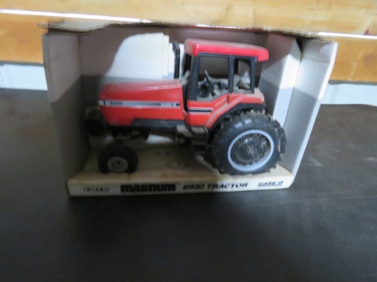 ERTL CASE IH 8920 MAGNUM TRACTOR IN BOX