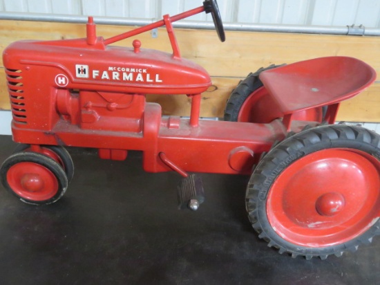 ESKA MCORMICK FARMALL H PEDAL TRACTOR
