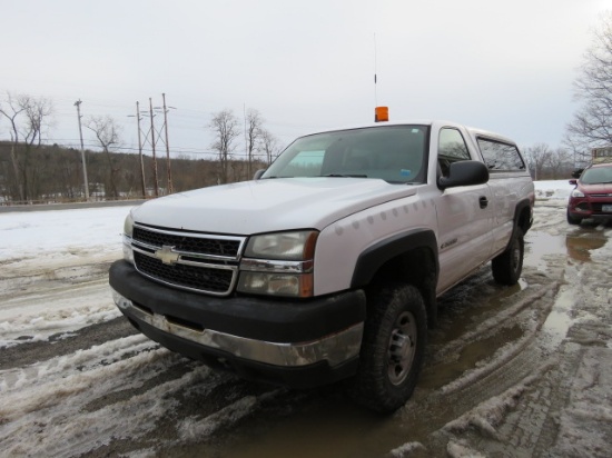 2006 CHEVY 2500 HD TRUCK WITH CAP AND PINTLE HITCH 4X4 199028 MILES