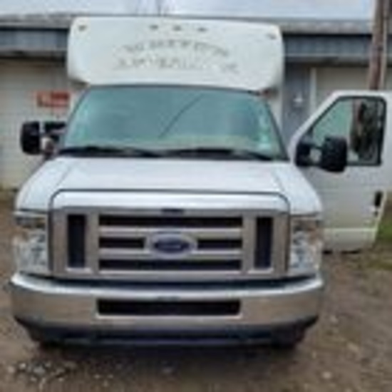 2011 FORD E-350 SUPER DUTY 14' BOX TRUCK - NO REAR DOOR- 241,231 MILES
