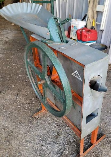 NEW IDEA STENCILED CORN SHELLER