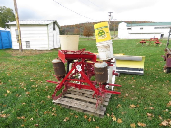 INTERNATIONAL HARVESTER 2 ROW 3PT HITCH STEEL WHEEL PLANTER
