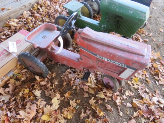 INTERNATIONAL PEDAL TRACTOR 1086 SERIES