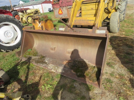 INTERNATIONAL 260 WITH BUCKET
