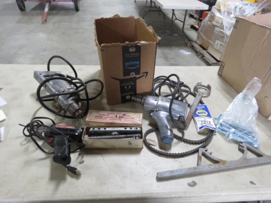 GROUP MILWAKEE 1/2" DRILL, SOLDERING GUN, GEAR AND PULLEY PULLER, BOLTS & MORE