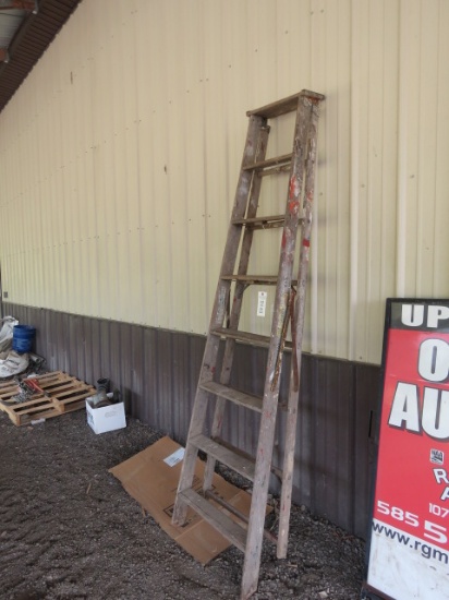 WOOD STEP LADDER