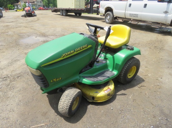 JOHN DEERE LT133 RIDING LAWN MOWER