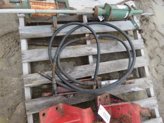 HYDRAULIC CYLINDER WITH HOSES