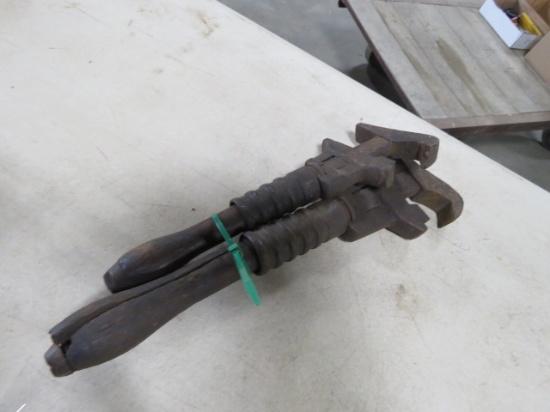2 PIPE WRENCHES
