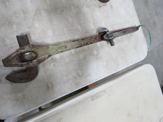 2 PIPE WRENCHES