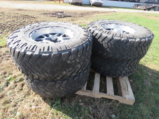CHEVY RIMS AND TIRES 35X12.5X17 (4)