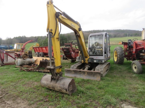 GEHL EXCAVATOR - COMES WITH ALL BUCKETS
