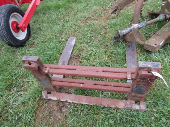 SET OF FORKS FOR BUCKET TRACTOR