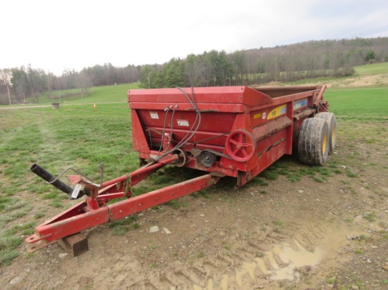 NEW HOLLAND MANURE SPREADER
