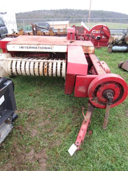 INTERNATIONAL 420 SQUARE BALER