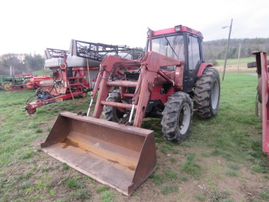 CASE INTERNATIONAL 885 WITH CASE IH 2255 LOADER