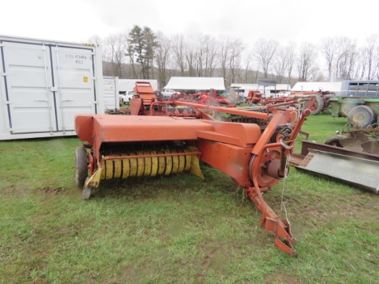 NEW HOLLAND 268 SQUARE BALER W/KICKER