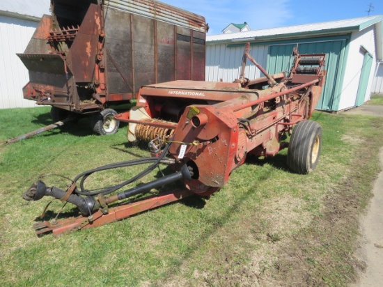 INTERNATIONAL 435 SQUARE BALER WITH KICKER