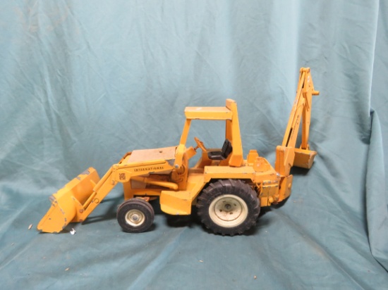 1/16 INTERNATIONAL TRACTOR FRONT LOADER BACKHOE-