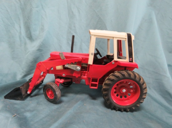 1/16 INTERNATIONAL HARVESTER 1586 FARM TRACTOR