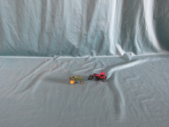 PLASTIC JD 4020 1/64 SCALE, CASE IH TRACTOR WITH