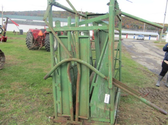 CATTLE SQUEEZE CHUTE WHEELS ALL OFF FOR TRANSPORT