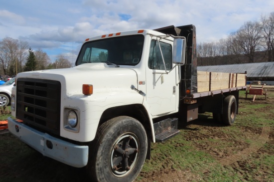 1986 INTERNATIONAL S1600 DUMP TRUCK HAS A 18'