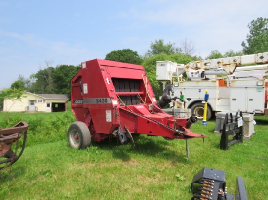 CASE IH 8430 ROUND BALER HAS GOOD BELTS IN GOOD