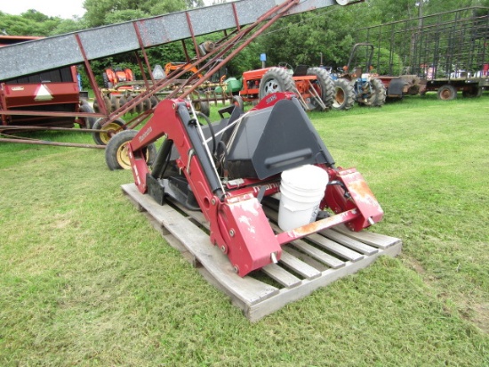 MAHINDRA 2665CL LOADER FRAME AND BUCKET