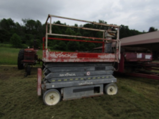 SKY JACK SJ111 3226 SCISSOR LIFT - RUNS,WORKS