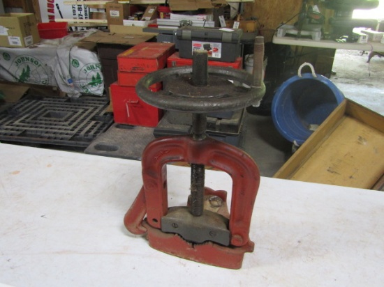 RIGID PIPE VISE WITH WHEEL HANDLE