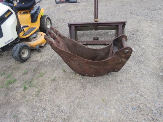 CAT EXCAVATOR BUCKET WITH TEETH 12"