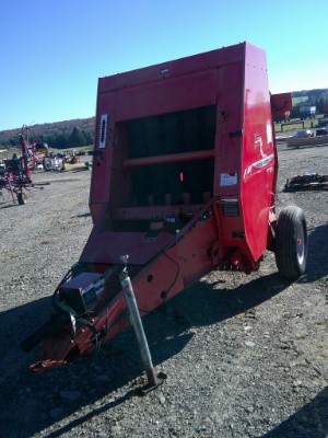 Massey Ferguson 1734 Round Baler, Makes 3x4ft